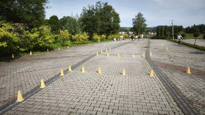 Uczniowie na placu manewrowym