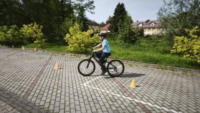 Uczniowie na placu manewrowym
