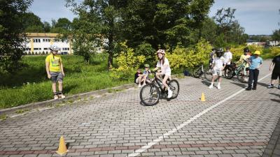 Uczniowie na placu manewrowym