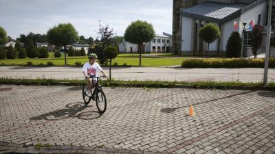 Uczniowie na placu manewrowym