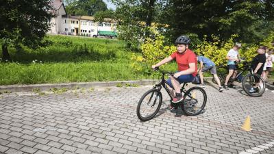 Uczniowie na placu manewrowym
