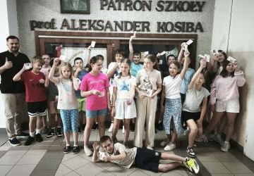 Uczniowie prezentują zdobyte karty rowerowe.