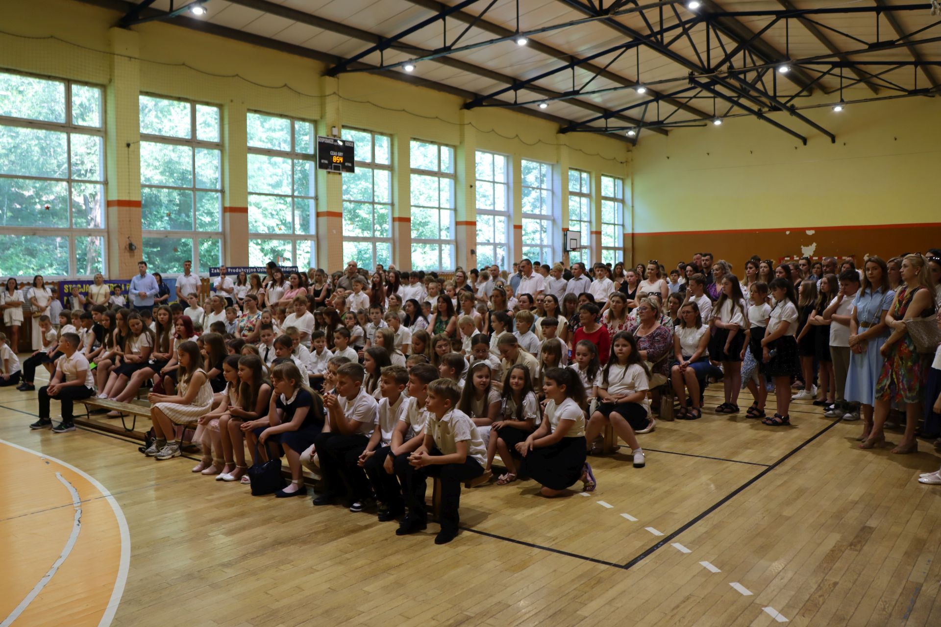 Zakończenie roku szkolnego w hali sportowej