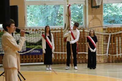 Dyrekor przemawia do zebranych w hali sportowej