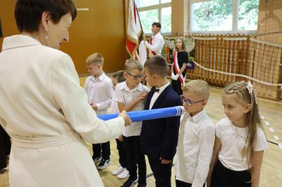 Dyrektor pasuje uczniów
