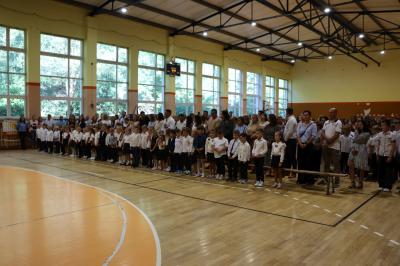 Uczniowie zebrani w hali sportowej z okazji rozpoczęcia nowego roku szkolnego
