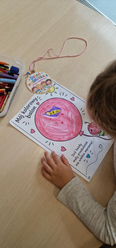 Dziewczynka koloruje balon