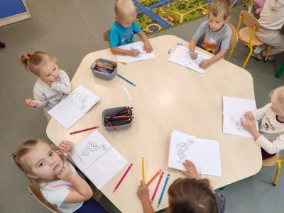 Grupa dzieci pracuje przy stoliku