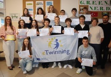 Zdjęcie grupowe z flagą projektu oraz tortem