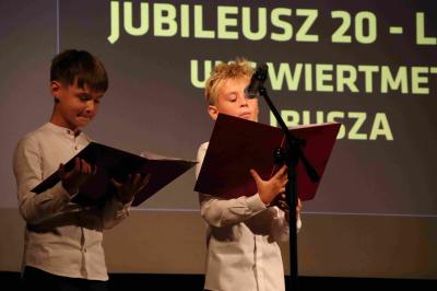 Najmłodsi zawodnicy UKS Wiertmet podczas wystąpienia artystycznego