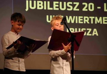 Najmłodsi zawodnicy UKS Wiertmet podczas wystąpienia artystycznego