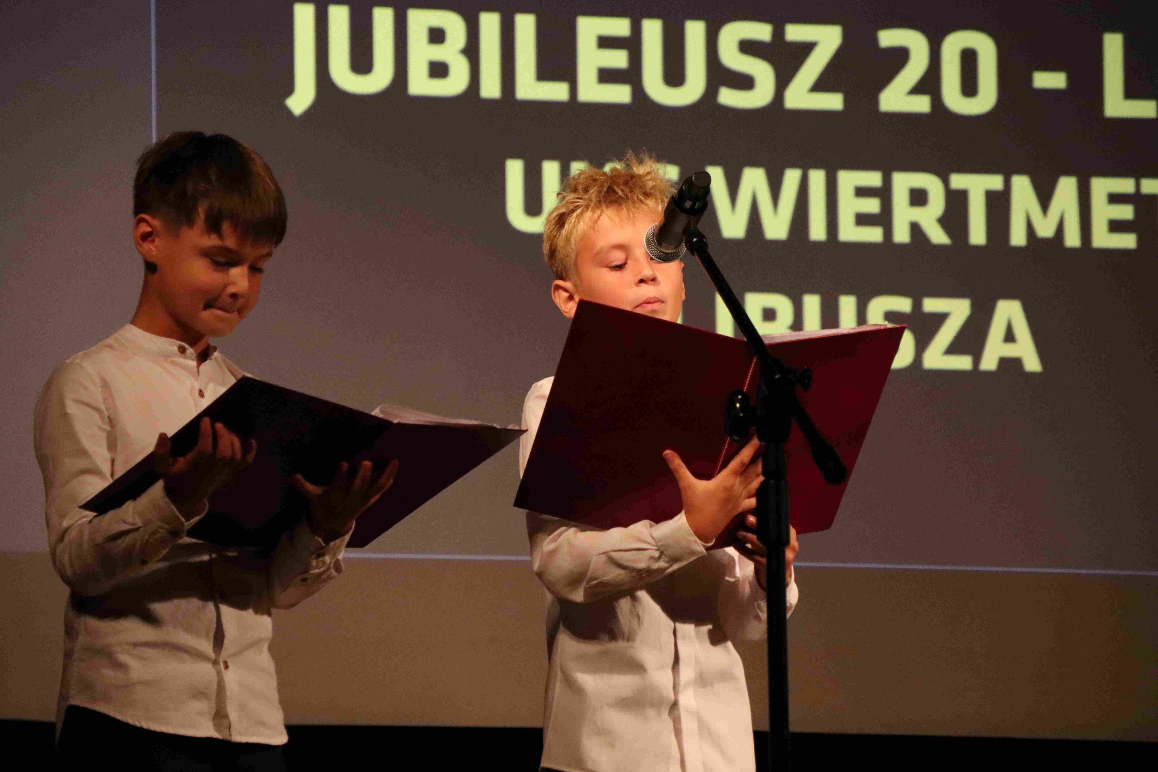 Najmłodsi zawodnicy UKS Wiertmet podczas wystąpienia artystycznego