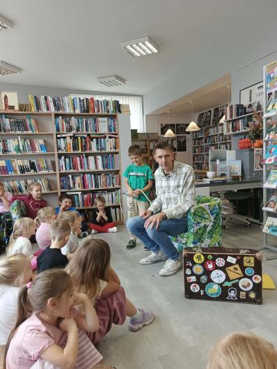 dzieci w bibliotece