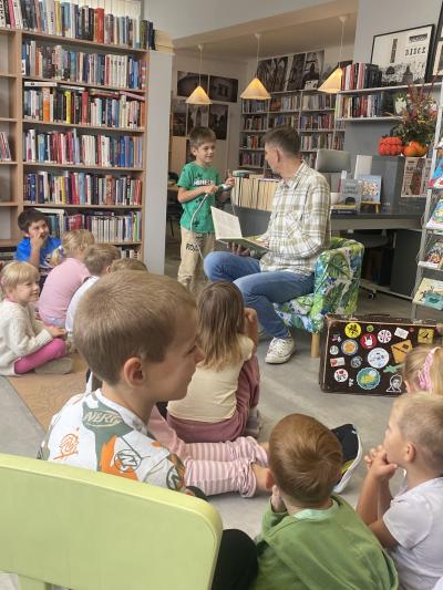 dzieci w bibliotece na spotkaniu z pisarzem