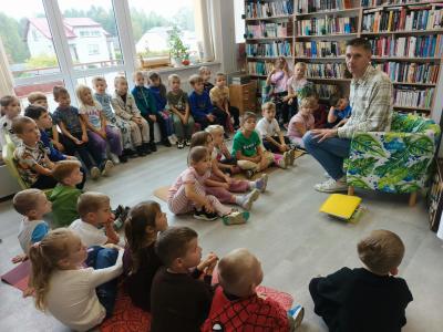 dzieci w bibliotece
