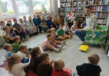 dzieci w bibliotece