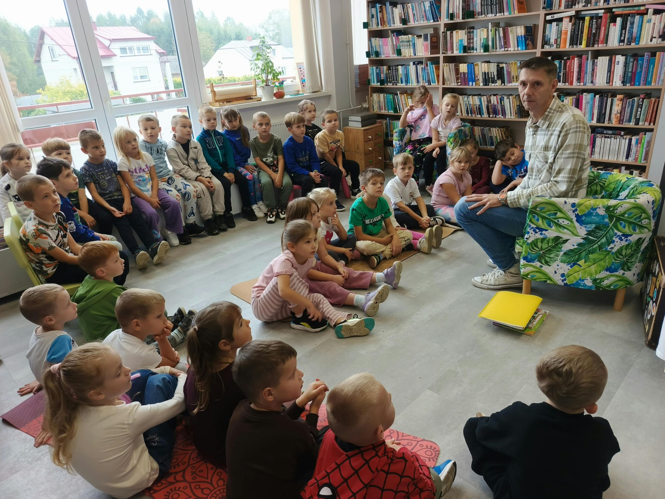 dzieci w bibliotece
