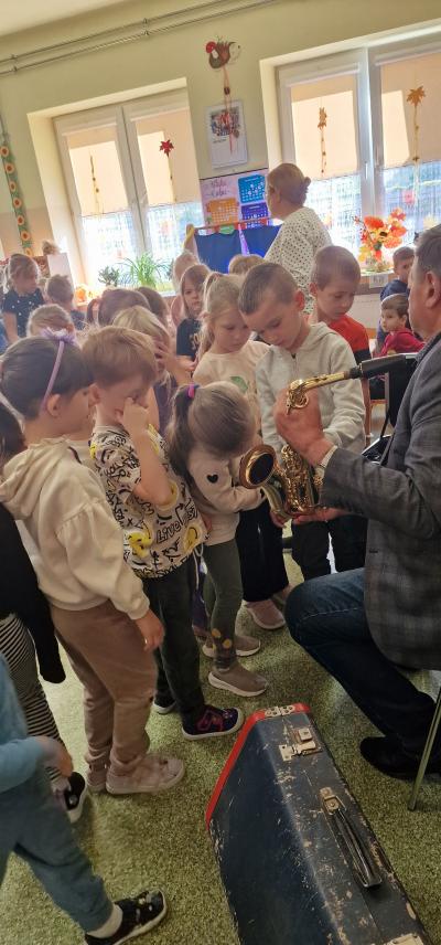 Dzieci zapoznają się z instrumentem