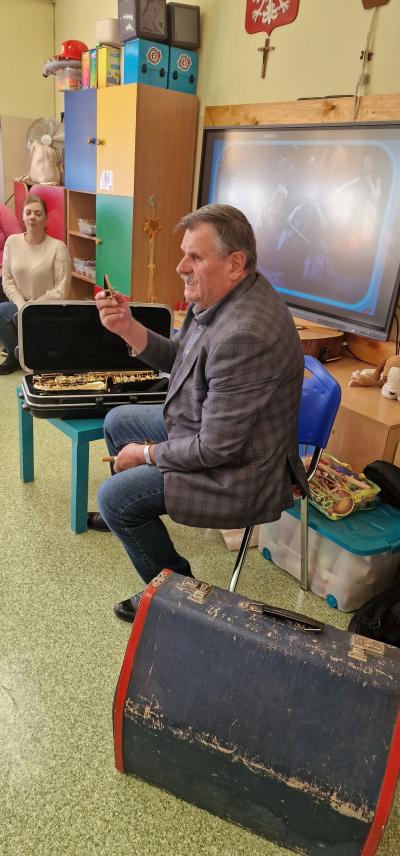 Pan tłumaczy budowę ustnika