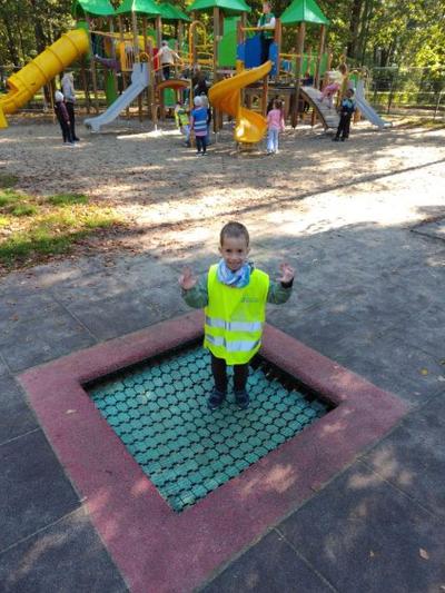chłopiec na trampolinie