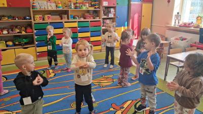 Zabawa do piosenki ,,Małe czerwone jabłuszko'