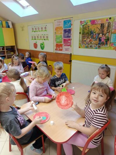 Dzieci robią jabłko z papierowego talerzyka