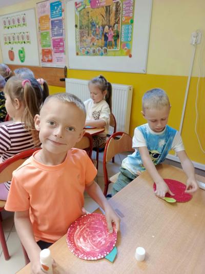 Chłopcy prezentują swoje prace plastyczne