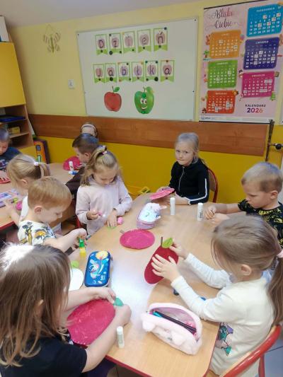Dzieci pracują przy stolikach