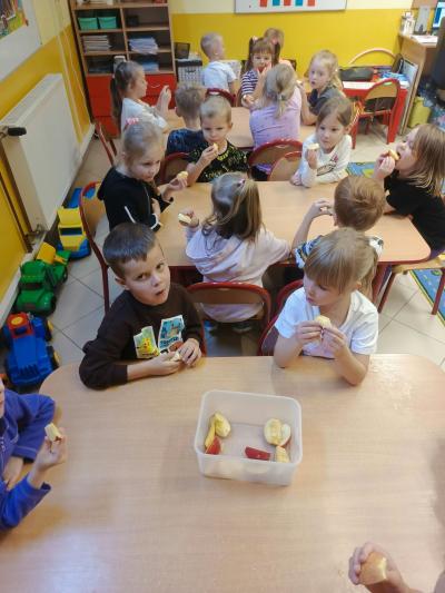 Dzieci jedzą jabłka