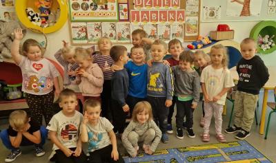 Zdjęcie grupowe Pszczółek przy tablicy z okazji Dnia Jabłka