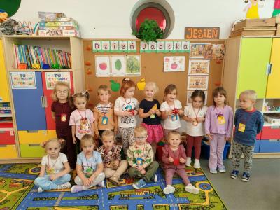 Grupowe zdjęcie Krasnali w Dniu Jabłka