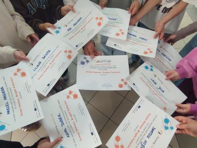 Uczestnik projektu z wręczonym certyfikatem Karjowej Odznaki Jakości