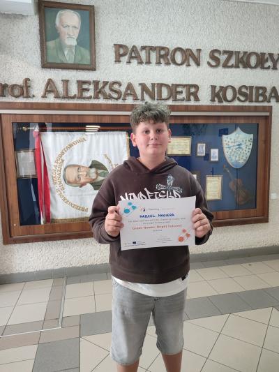 Uczestnik projektu z wręczonym certyfikatem Karjowej Odznaki Jakości