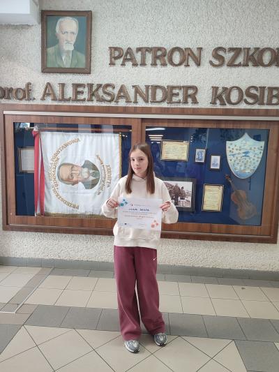 Uczestnik projektu z wręczonym certyfikatem Karjowej Odznaki Jakości
