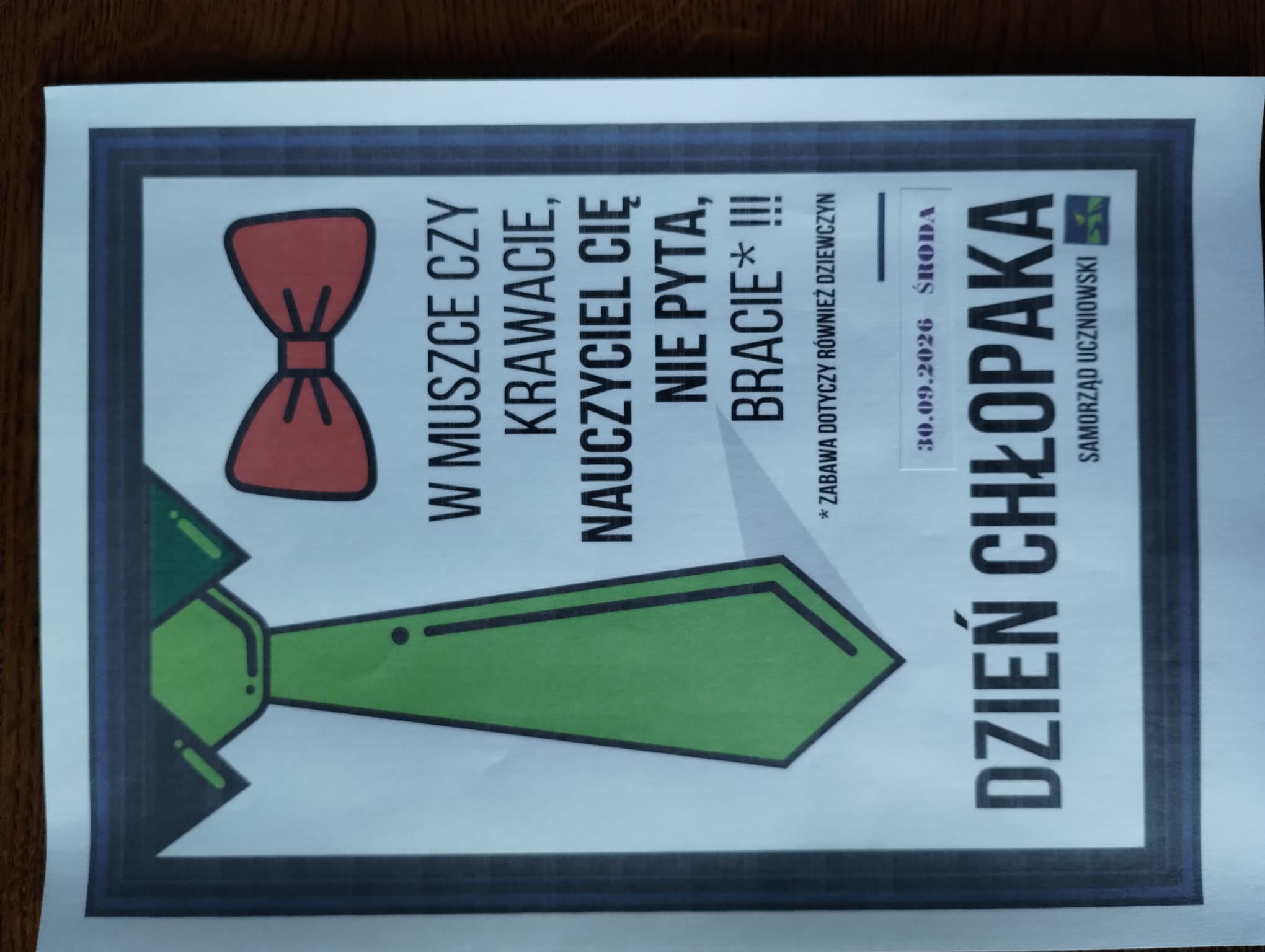 Plakat informujący o tym, że osoby które w Dniu Chłopaka przyjdą do szkoły w krawacie lum muszce, unikną odpytywania.