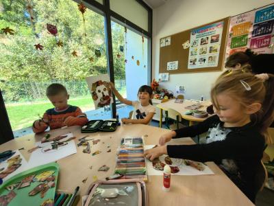 Dzieci wykonują pracę plastyczną