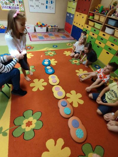 Przedszkolaki w trakcie zajęć projektowych z języka angielskiego