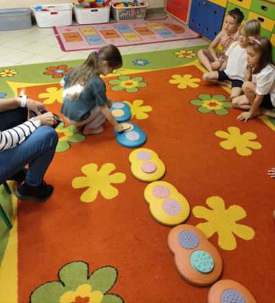 Przedszkolaki w trakcie zajęć projektowych z języka angielskiego