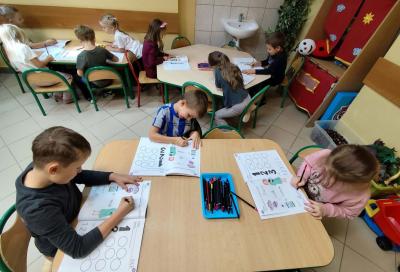 Przedszkolaki w trakcie zajęć projektowych z języka angielskiego