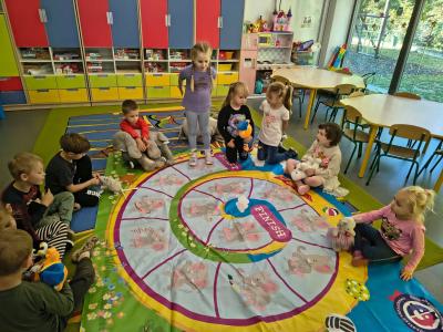 Przedszkolaki w trakcie zajęć projektowych z języka angielskiego