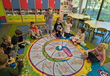 Przedszkolaki w trakcie zajęć projektowych z języka angielskiego