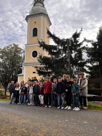 grupa szkolna stoi przed kościołem