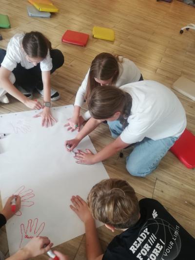 grupa uczniów podczas jednej z aktywności po angielsku
