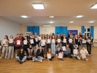 grupowe zdjęcie uczniów na zakończenie obozu jezykowego