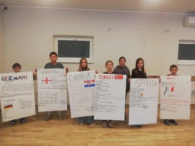 siedmiu uczniów trzyma plakaty o krajach europy