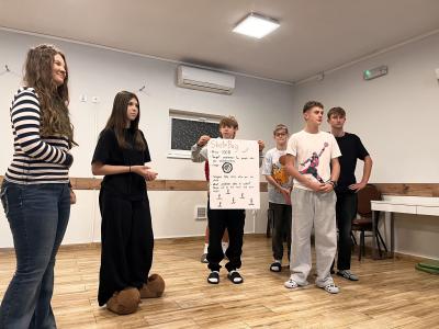 sześciu uczniów z klasy ósmej podczas reklamowania produktu