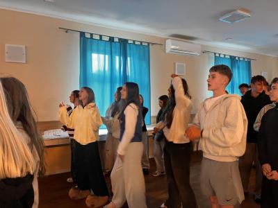uczniowie podczas just dance
