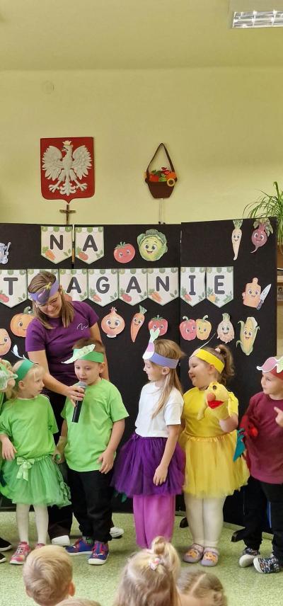 Chłopiec w roli grochu recytuje wiersz