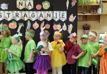 Dziewczynka w roli koperku recytuje wiersz