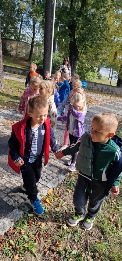 Dzieci spacerują w szeregu